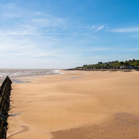 6 Berth Caravan With Decking At Martello Beach Holiday Park In Essex Ref 29016Y Hotel Clacton-on-Sea Buitenkant foto