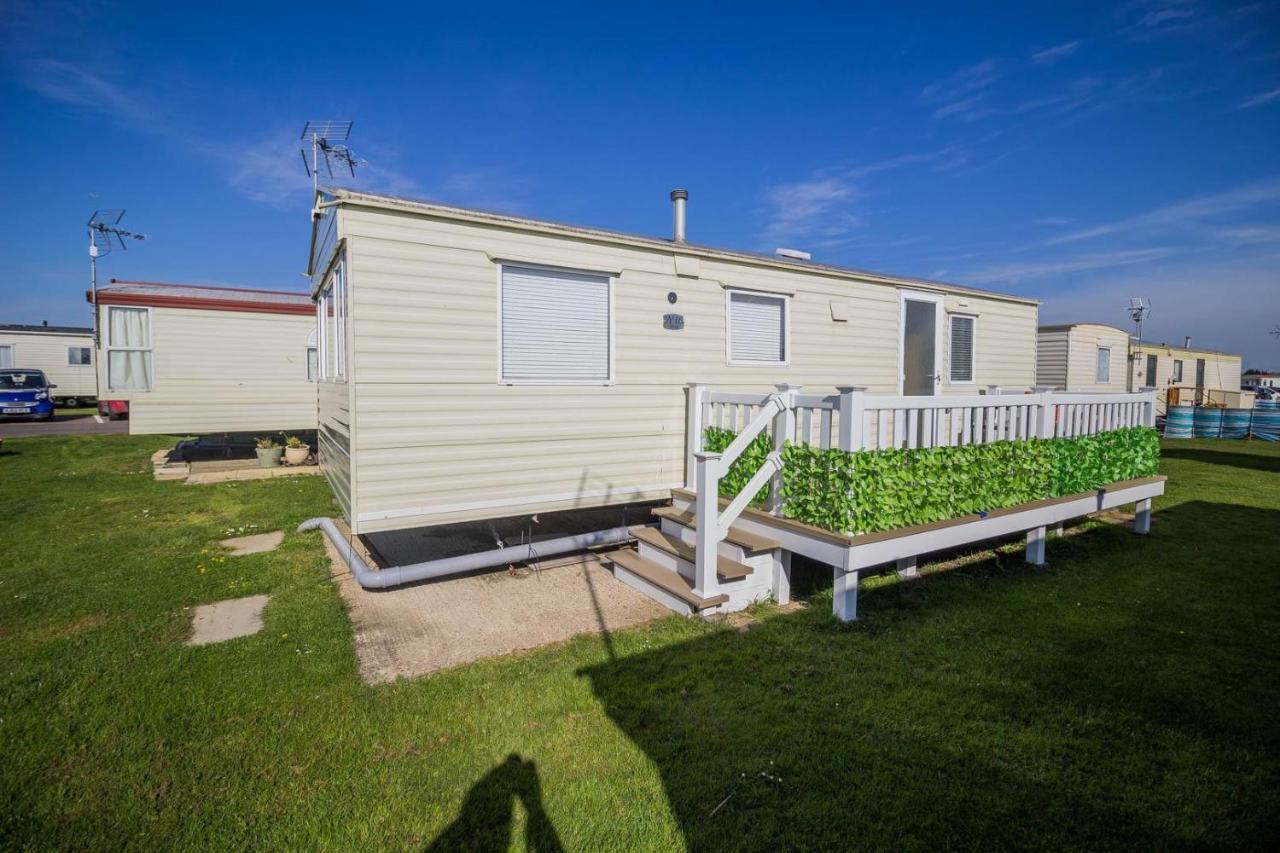 6 Berth Caravan With Decking At Martello Beach Holiday Park In Essex Ref 29016Y Hotel Clacton-on-Sea Buitenkant foto