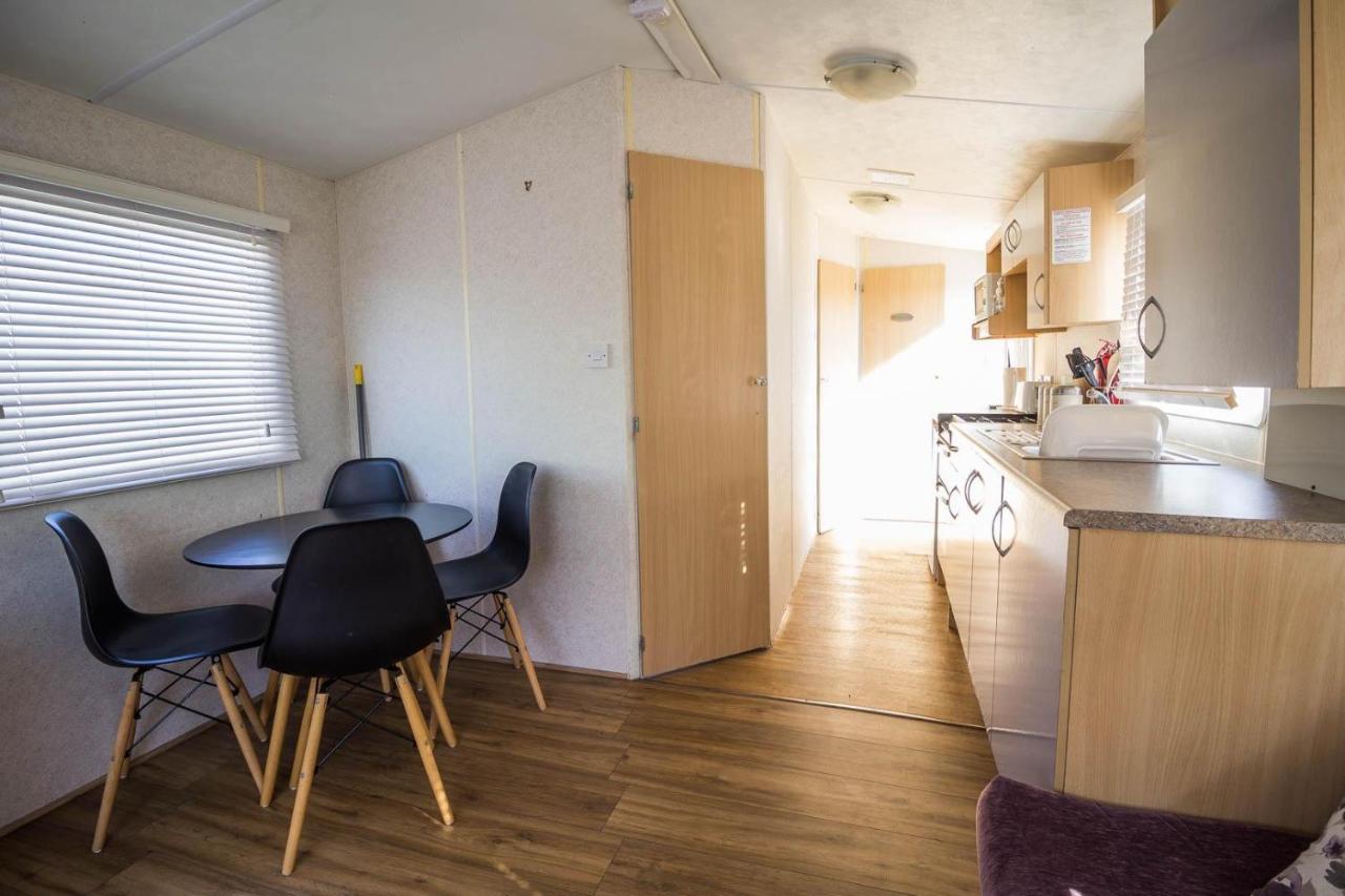 6 Berth Caravan With Decking At Martello Beach Holiday Park In Essex Ref 29016Y Hotel Clacton-on-Sea Buitenkant foto