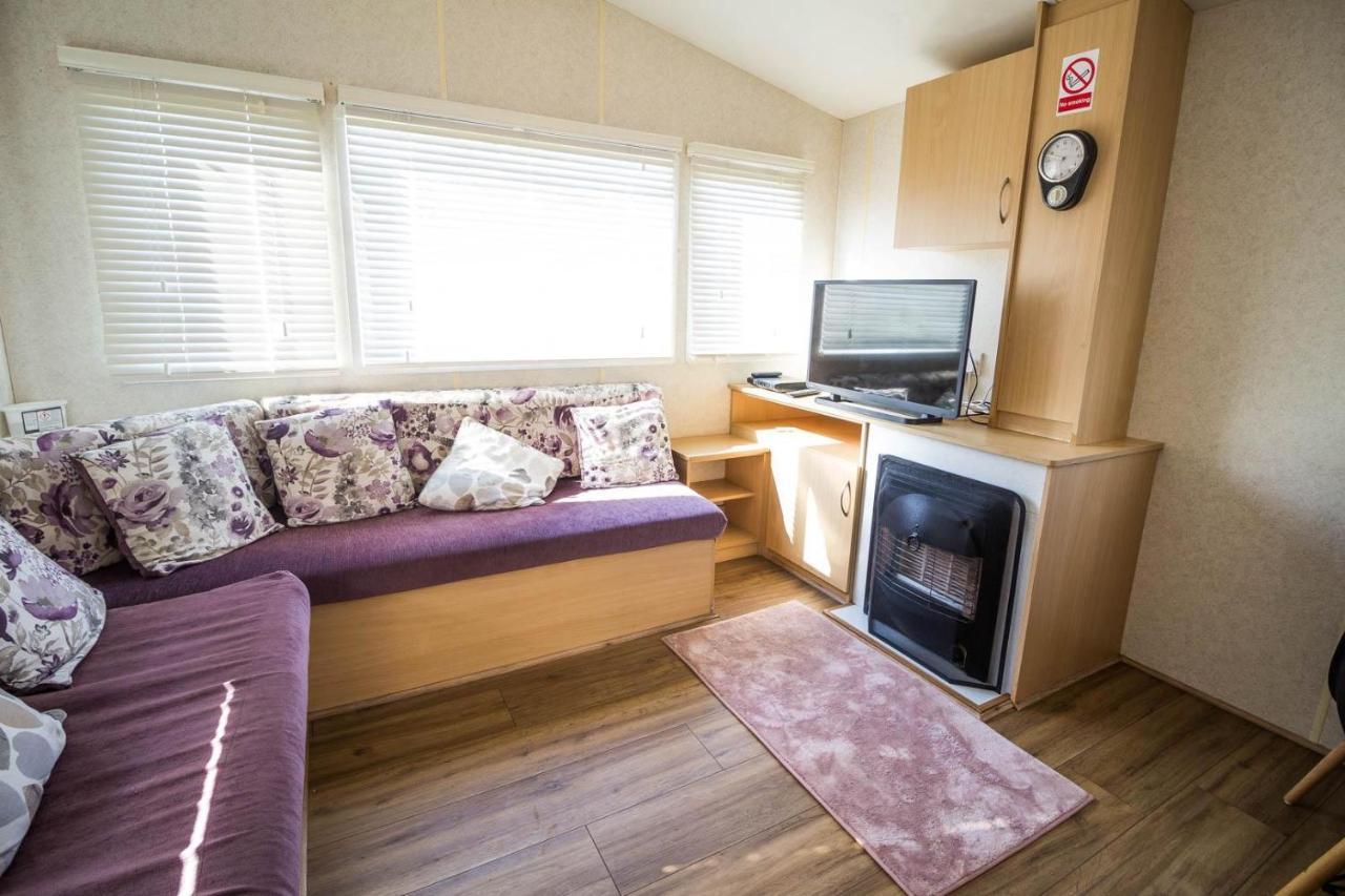 6 Berth Caravan With Decking At Martello Beach Holiday Park In Essex Ref 29016Y Hotel Clacton-on-Sea Buitenkant foto